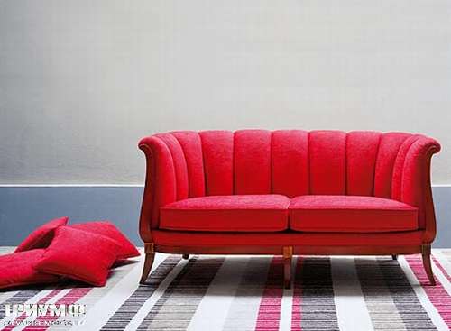 Итальянская мебель Medea - Диван двухместный классика, дерево, красная ткань